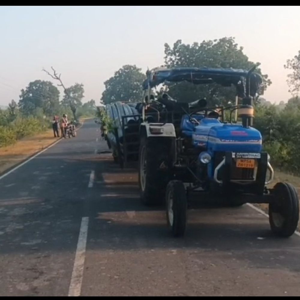 उमरिया; खड़े ट्रैक्टर में पीछे से घुसा बाइक सवार, मौत:पंचर होने के कारण सड़क पर खड़ा पाइप लोड ट्रैक्टर, साथी गंभीर