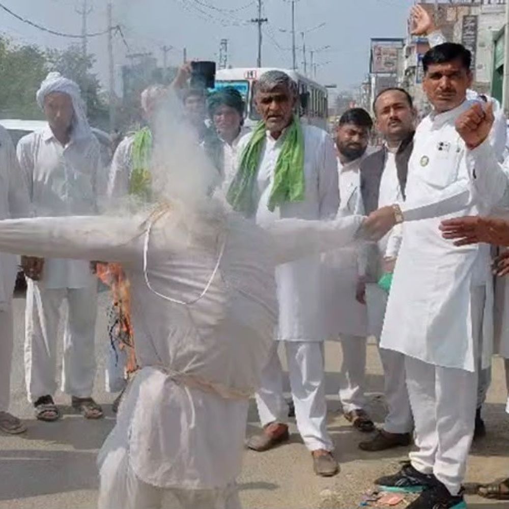 हांसी भाजपा कार्यालय के बाहर फूंका सीएम का पुतला:धान खरीद, उठान में देरी से किसान नाराज, बोले- एमएसपी नहीं खरीदी जा रही फसल