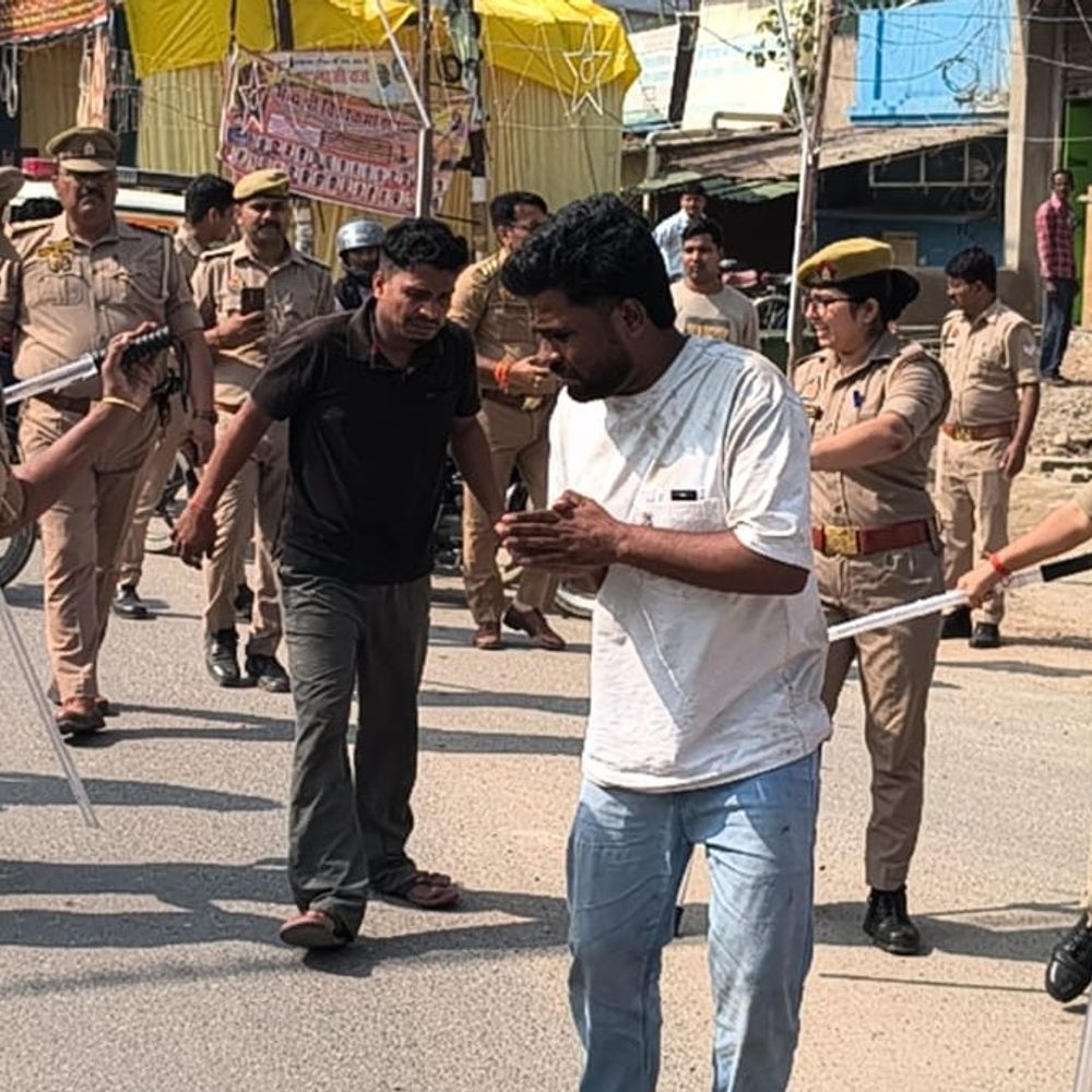 पुलिस चौकी के पास छात्रा से छेड़खानी, बाइक सवार 2गिरफ्तार:प्रतापगढ़ में मोबाइल नंबर मांगकर की अभद्रता, CCTV फुटेज से हुई पहचान