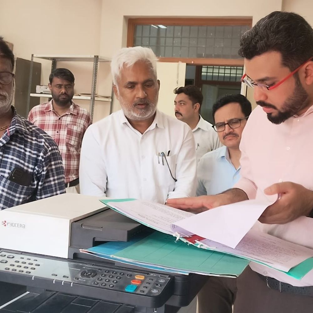 नगर आयुक्त के निरीक्षण में मिलीं विभागीय कमियां:मथुरा में लिपिक की अक्टूबर सैलरी और ऑपरेटर का एक दिन का वेतन रोकने के निर्देश