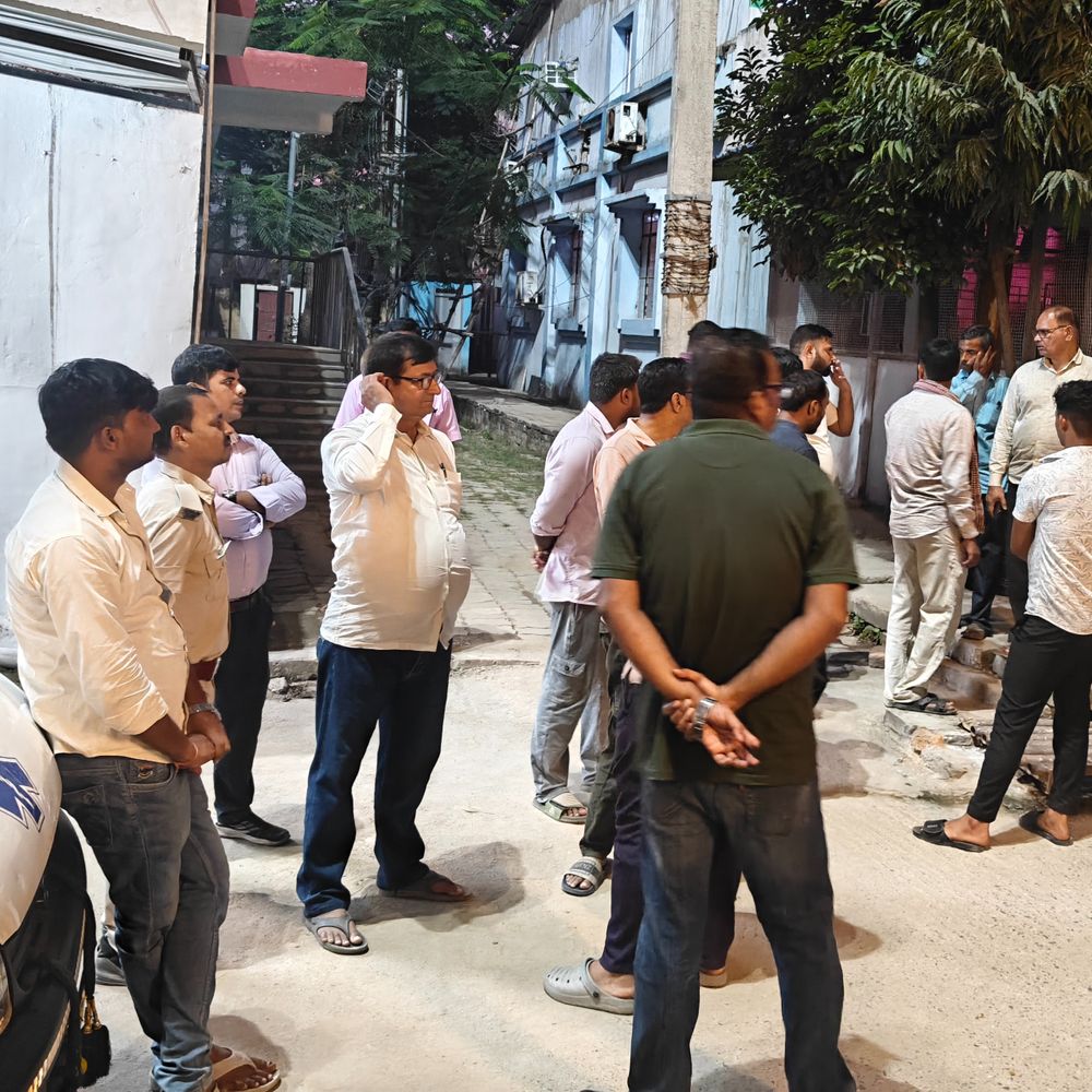 बेगूसराय में सड़क हादसे में 2 की मौत:बिजली मिस्त्री का करते थे काम, स्टेट हाईवे पर ट्रक ने कुचला; एक का पैर कटकर अलग हुआ