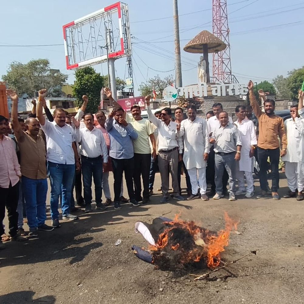 कांग्रेस ने भाजपा प्रदेश अध्यक्ष मदन राठौड़ का पुतला जलाया:गांधी चौराहे पर किया प्रदर्शन, पाकिस्तान को सहायता वाले बयान का विरोध किया