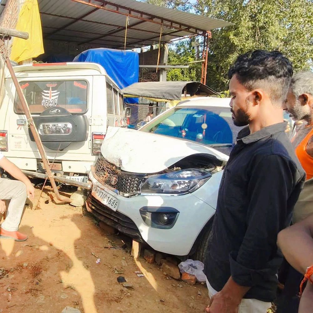 सिंगरौली में खड़ी बोलेरो से टकराई कार, चालक सुरक्षित:दोनों वाहन क्षतिग्रस्त, पुलिस मौके पर पहुंची; नुकसान की भरपाई पर दोनों पक्षों में समझौता
