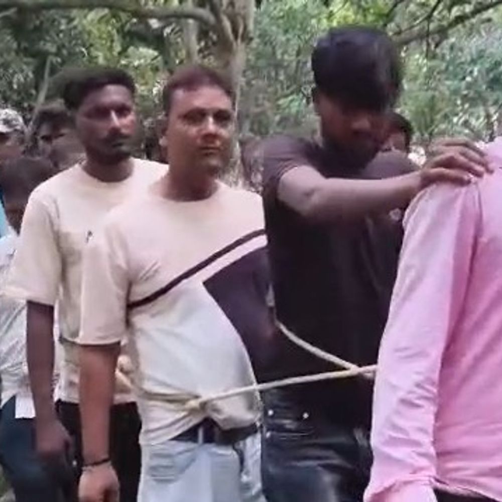 आम के बगीचे में चल रहा था जुए का अड्डा:सीतामढ़ी में 18 बाइक, ₹65,000 कैश, 4 सेट ताश और 11 बोतल शराब बरामद