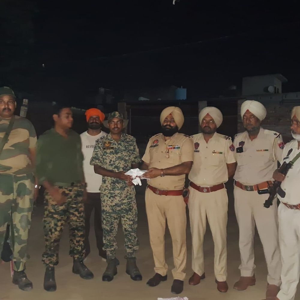 तरनतारन में सीमा क्षेत्र से फिर हथियार-कारतूस बरामद:घर में पुलिस की रेड, 1जिगना पिस्तौल, 13 कारतूस, 2 खाली खोल व मैगजीन मिली