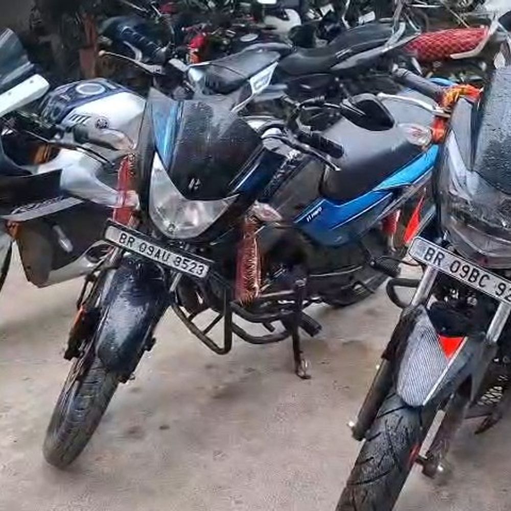 जेल में हुई दोस्ती, बाहर आकर ज्वेलरी कारोबारी को लूटा:4 आरोपी गिरफ्तार, जेवरात अब भी गायब; 9200 रुपए-हथियार बरामद