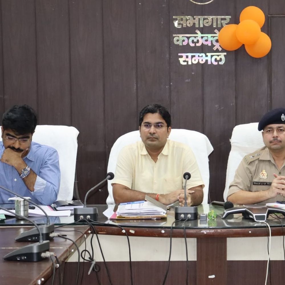 संभल में पीस कमेटी की बैठक:त्योहारों को आपसी सौहार्द और शांतिपूर्ण माहौल में मनाने की अपील की