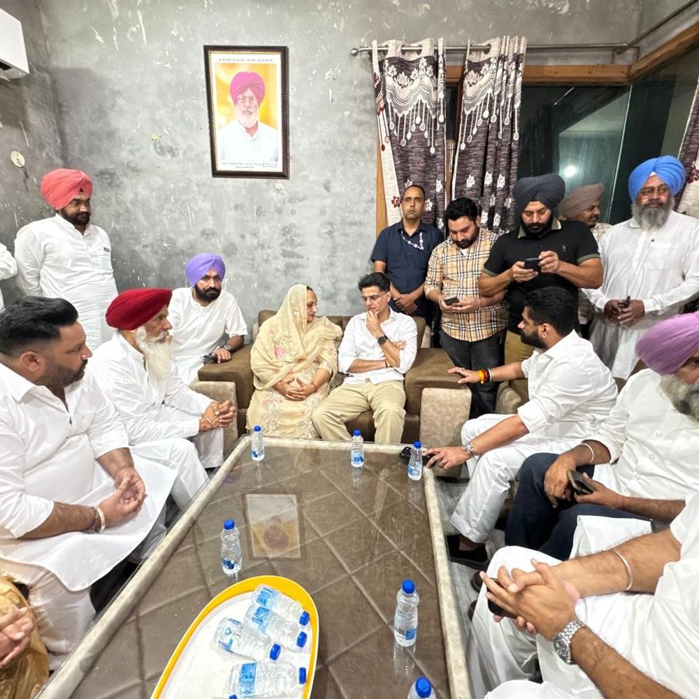 तरनतारन में गोलीकांड पीड़ितों से मिले सचिन पायलट:परगट सिंह के साथ पट्टी के तूत गांव में तीन परिवारों की मुलाकात, कानून व्यवस्था पर सवाल उठाए