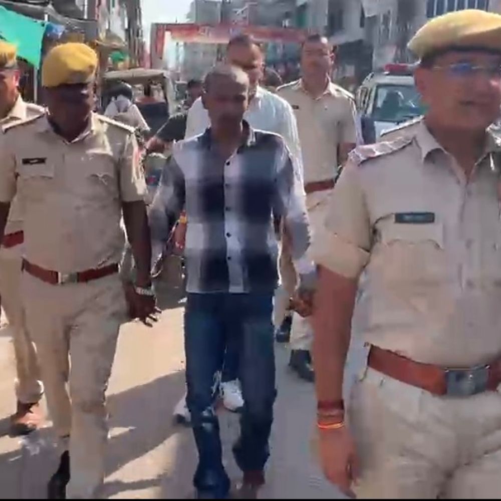 डोल मेले में चाकूबाजी का आरोपी गिरफ्तार:नंगे पैर कराई परेड, घटनास्थल पर ले जाकर पुलिस ने जुटाई जानकारी