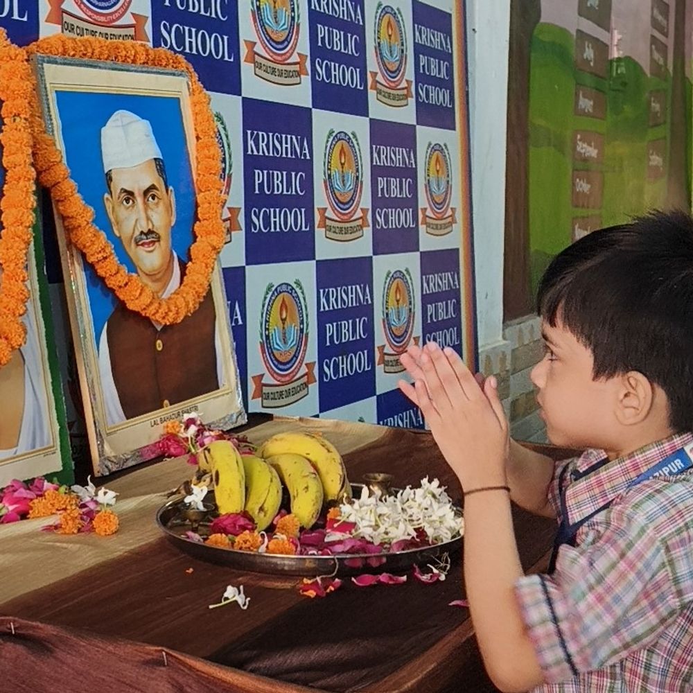 कृष्णा पब्लिक स्कूल में मनी गांधी-शास्त्री जयंती:डायरेक्टर बोले- महापुरुषों के विचारों को अपने जीवन में उतारें छात्र