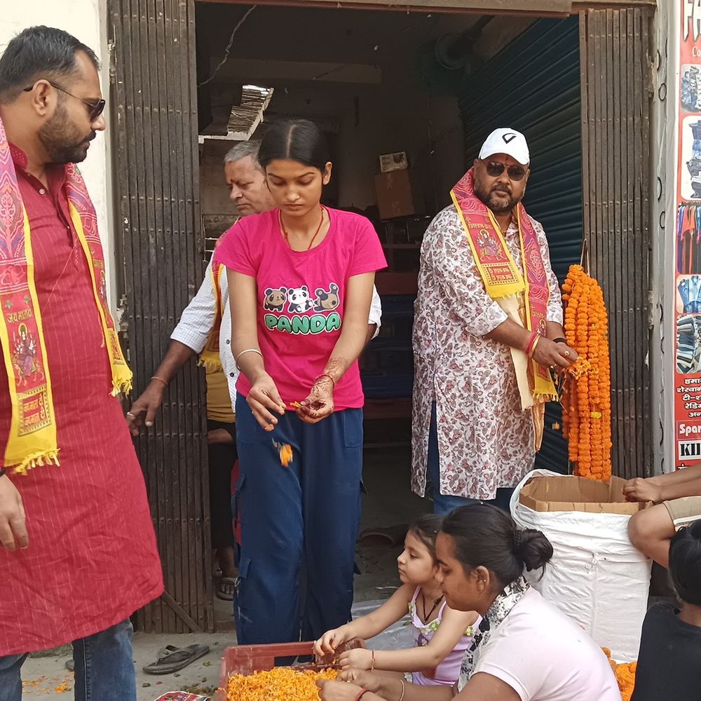 मधुबनी-माता रानी की विदाई के लिए बच्चों ने बनाई रंगोली:फूलों-गुलाल से सजाया रास्ता, गंगा सागर चौक पर बच्चे तैयारी में जुटे रहे