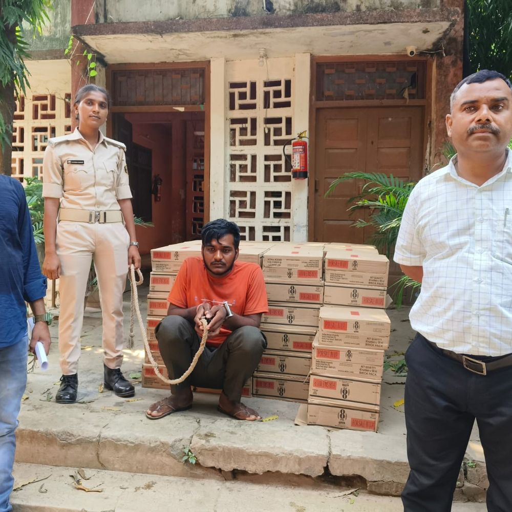 बक्सर-10.50 लाख की विदेशी शराब पकड़ी, पिकअप चालक अरेस्ट:बनारस से पटना पहुंचनी थी, चेकपोस्ट पर धर दबोचा