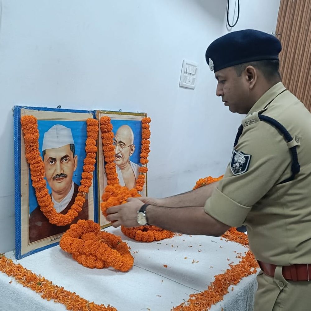 कटिहार में मनाई गई महात्मा गांधी-लाल बहादुर शास्त्री की जयंती:DM-SP सहित कई अधिकारियों ने किया माल्यार्पण, आदर्शों को किया याद