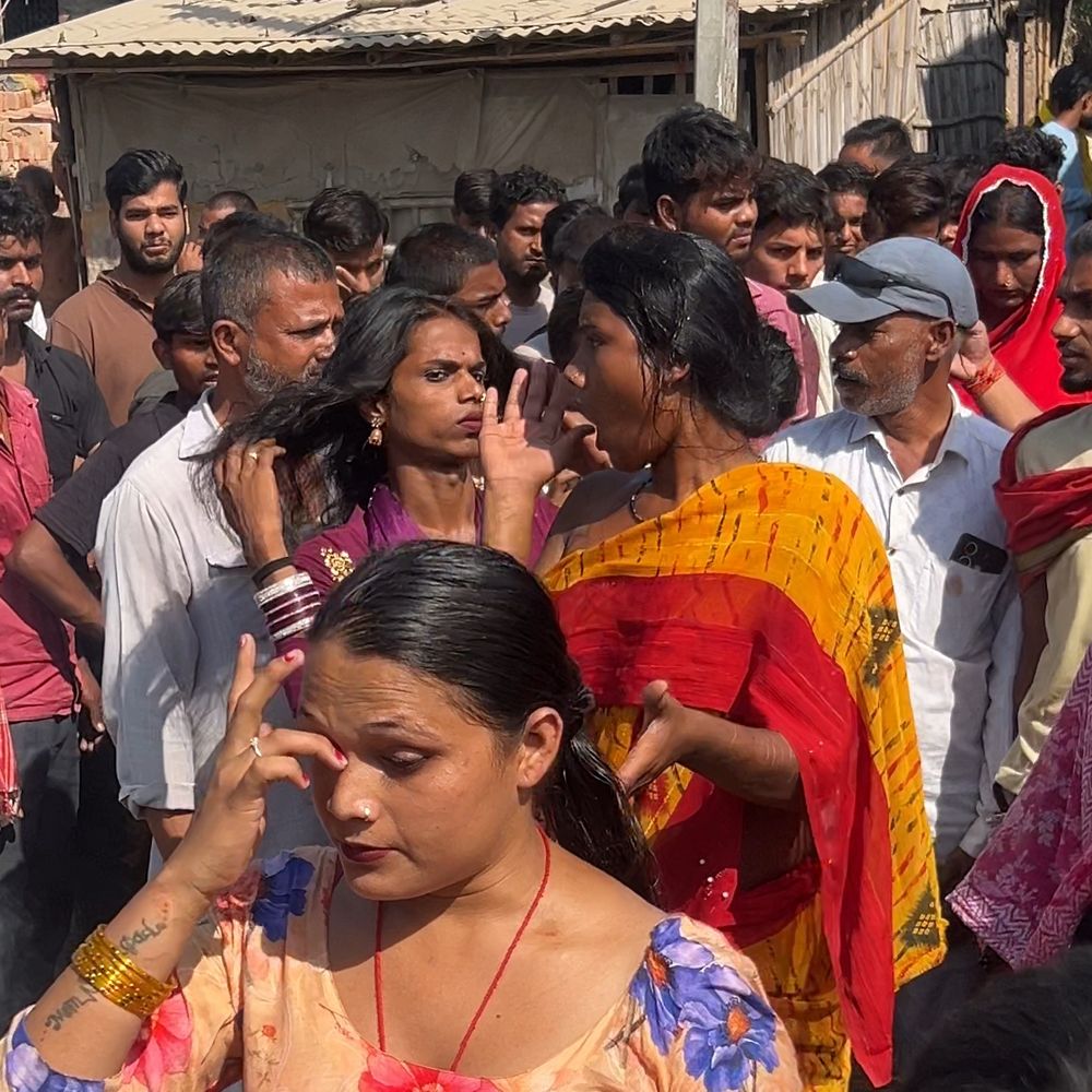 सीतामढ़ी में युवक पर अभद्रता का आरोप:किन्नरों ने टायर-बांस जलाकर किया प्रदर्शन, महिला दरोगा ने कराया समझौता