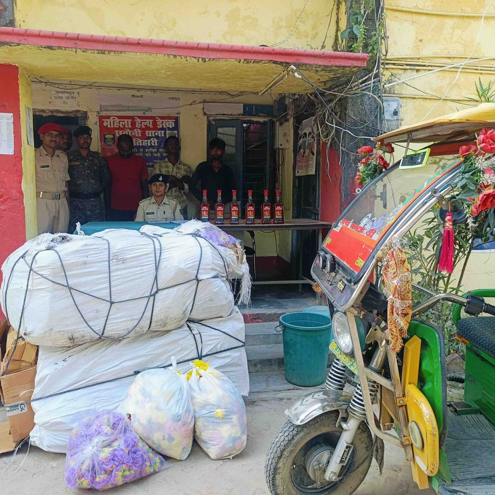 ई-रिक्शा और बाइक से शराब तस्करी करते 3 गिरफ्तार:पुलिस ने गुप्त सूचना पर कार्रवाई कर 4.50 लीटर अंग्रेजी शराब पकड़ी