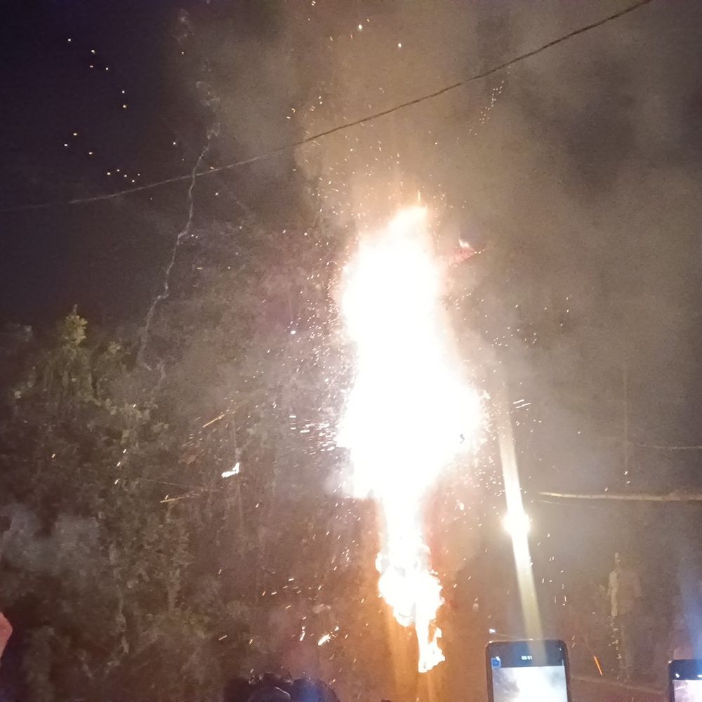 मधुबनी में विजयादशमी पर रावण दहन:बुराई पर अच्छाई की जीत का मैसेज दिया, 1000 लोग देखने पहुंचे