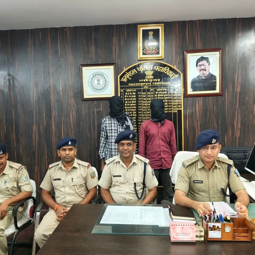 गोड्डा में सोलर प्लांट से बैट्री चोरी का खुलासा:दो आरोपी गिरफ्तार, चोरी की बैट्री और मोटर पंप बरामद, 5 बैट्री और बाइक बरामद