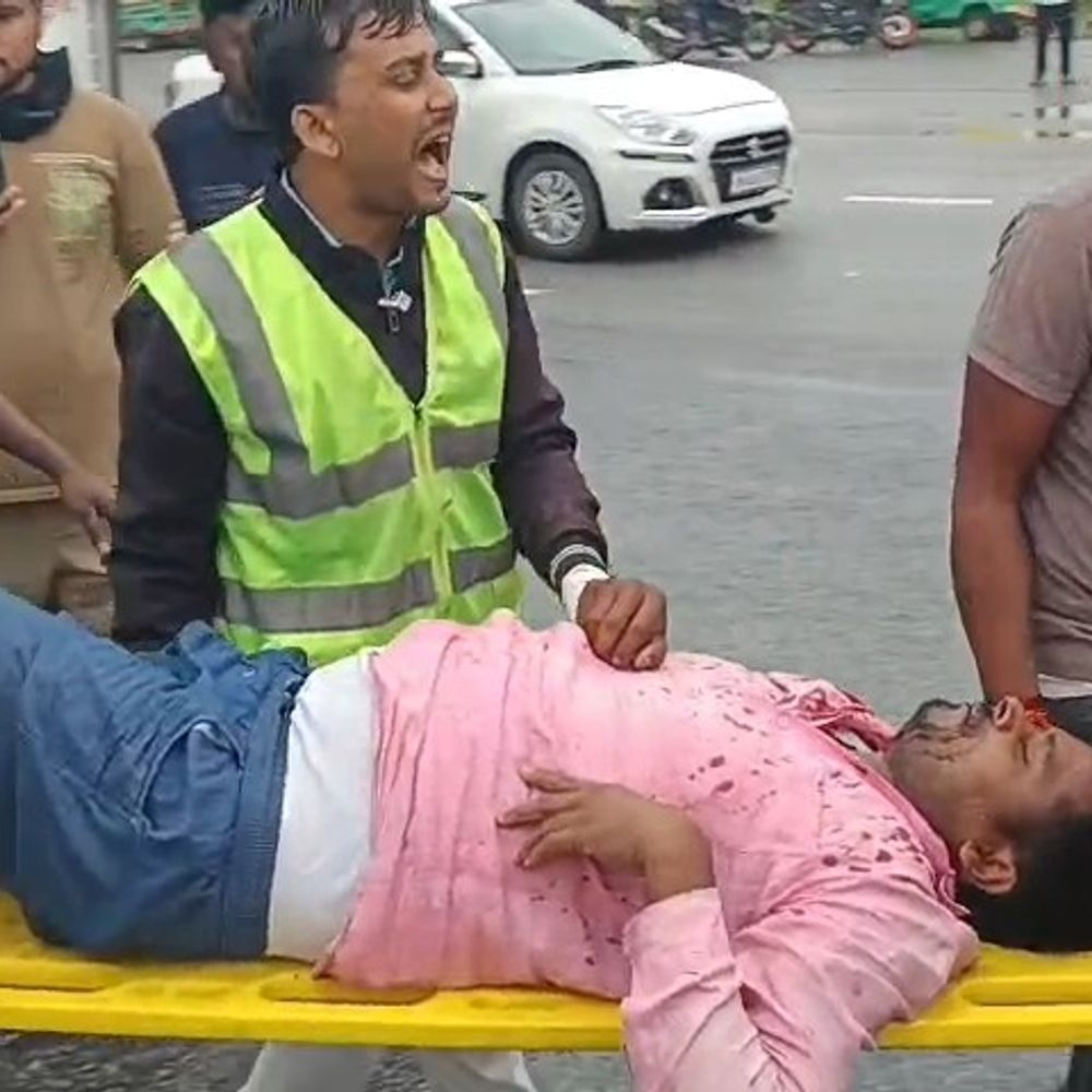 नींद आने से बेकाबू हुआ हाइवा, ट्रक में मारी टक्कर:रतनपुर NH पर हुए हादसे में चालक घायल, केबिन से निकालकर अस्पताल भेजा