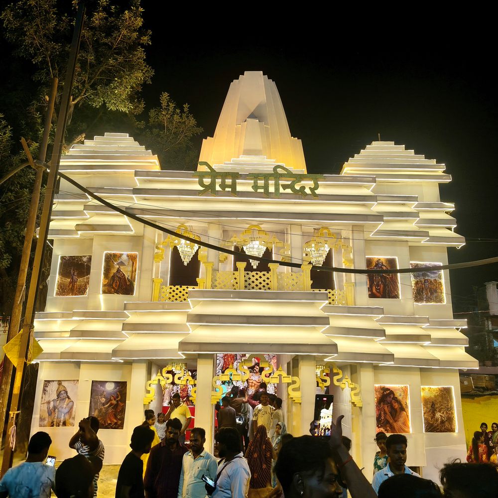 प्रेम मंदिर की शैली में सजा दुर्गा पंडाल:नौसड़ में मां दुर्गा का भव्य पंडाल बना आकर्षण का केंद्र, रोशनी से जगमगा रहा परिसर