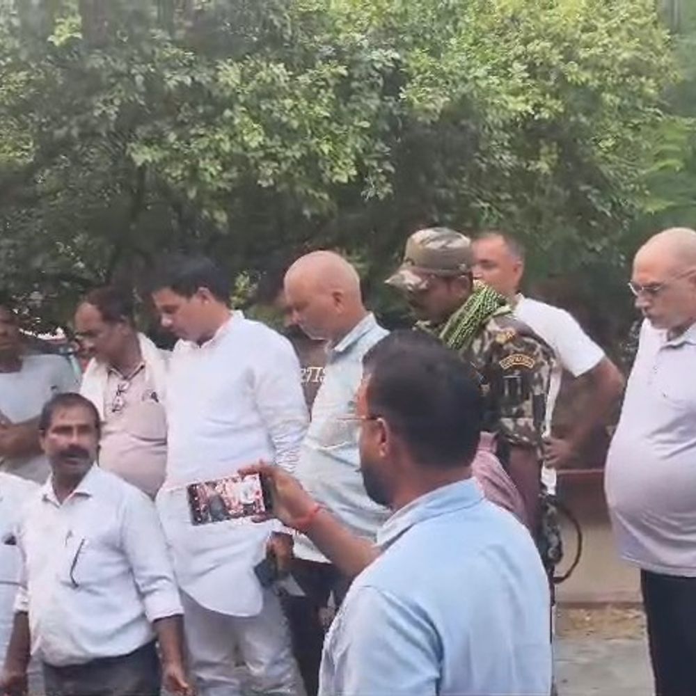 कैमूर में गाड़ी की टक्कर से बाइक सवार की मौत:साथी घायल; ट्रॉमा सेंटर रेफर, विधायक सतीश सिंह ने पीड़ित परिवार से की मुलाकात