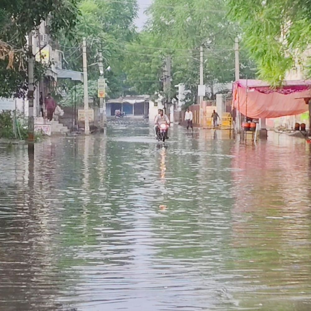 चूरू में बदला मौसम, रतनगढ़ में 23MM बारिश दर्ज:सालासर यात्रियों और किसानों को हुई परेशानी