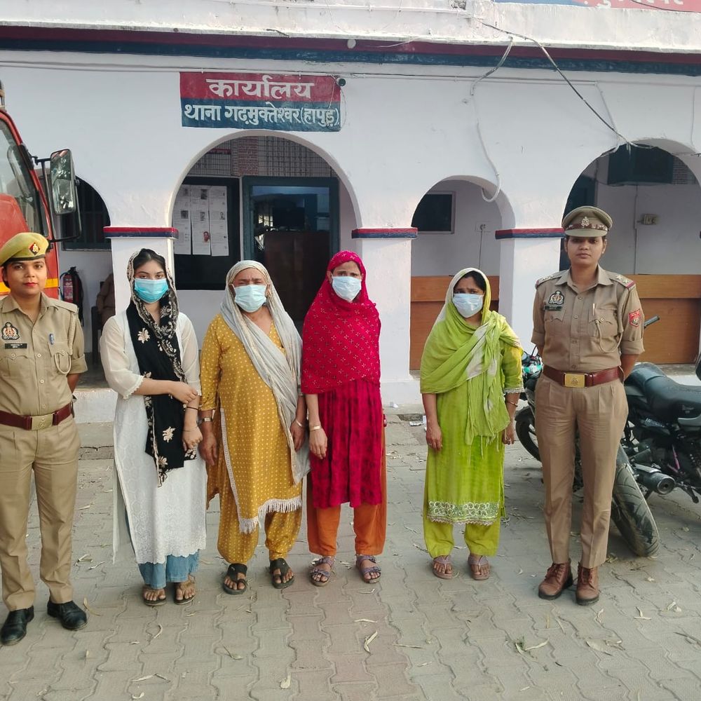 बच्चों के खेलने पर दो पक्षों की महिलाएं भिड़ीं:लाठी-डंडे चले, वीडियो सामने आने पर पुलिस ने 4 महिलाओं को किया गिरफ्तार