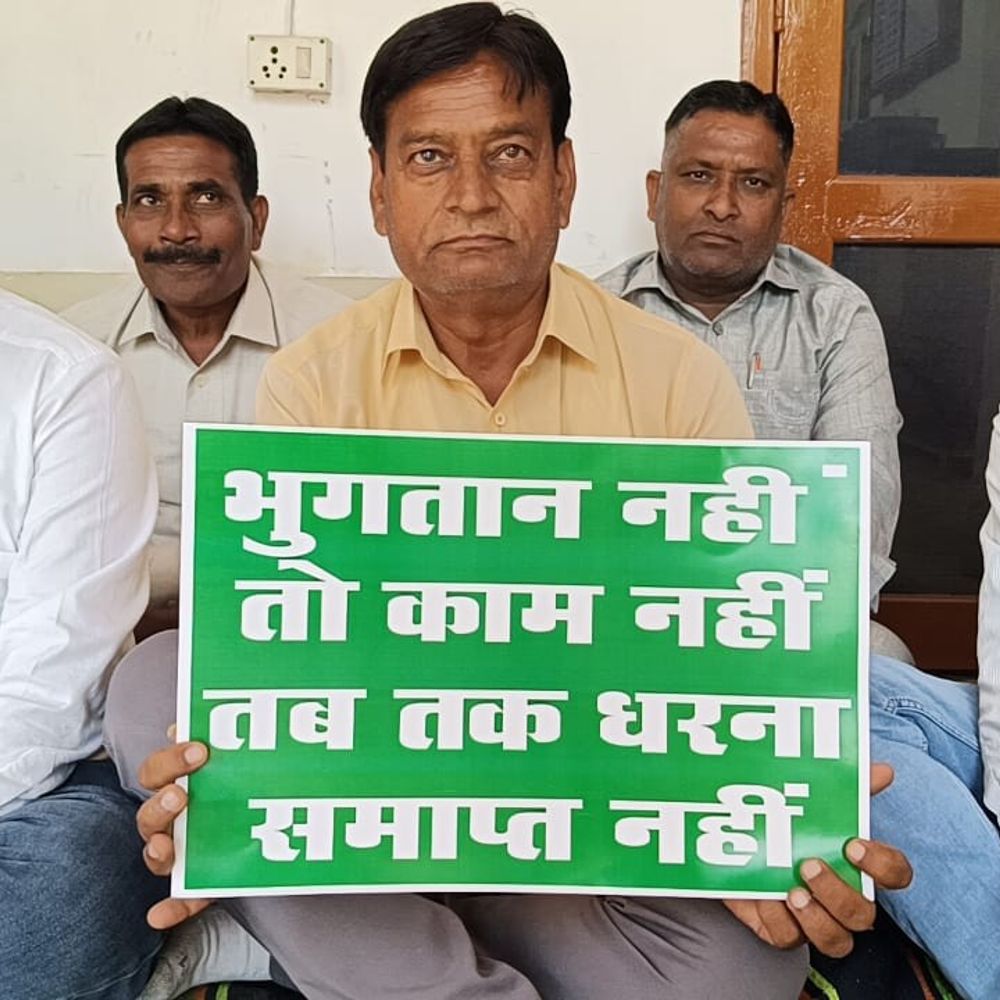मुजफ्फरनगर में सिंचाई विभाग के ठेकेदारों का धरना:दो साल से बकाया भुगतान का आरोप, 11 सूत्रीय मांगों को लेकर अनिश्चितकालीन आंदोलन