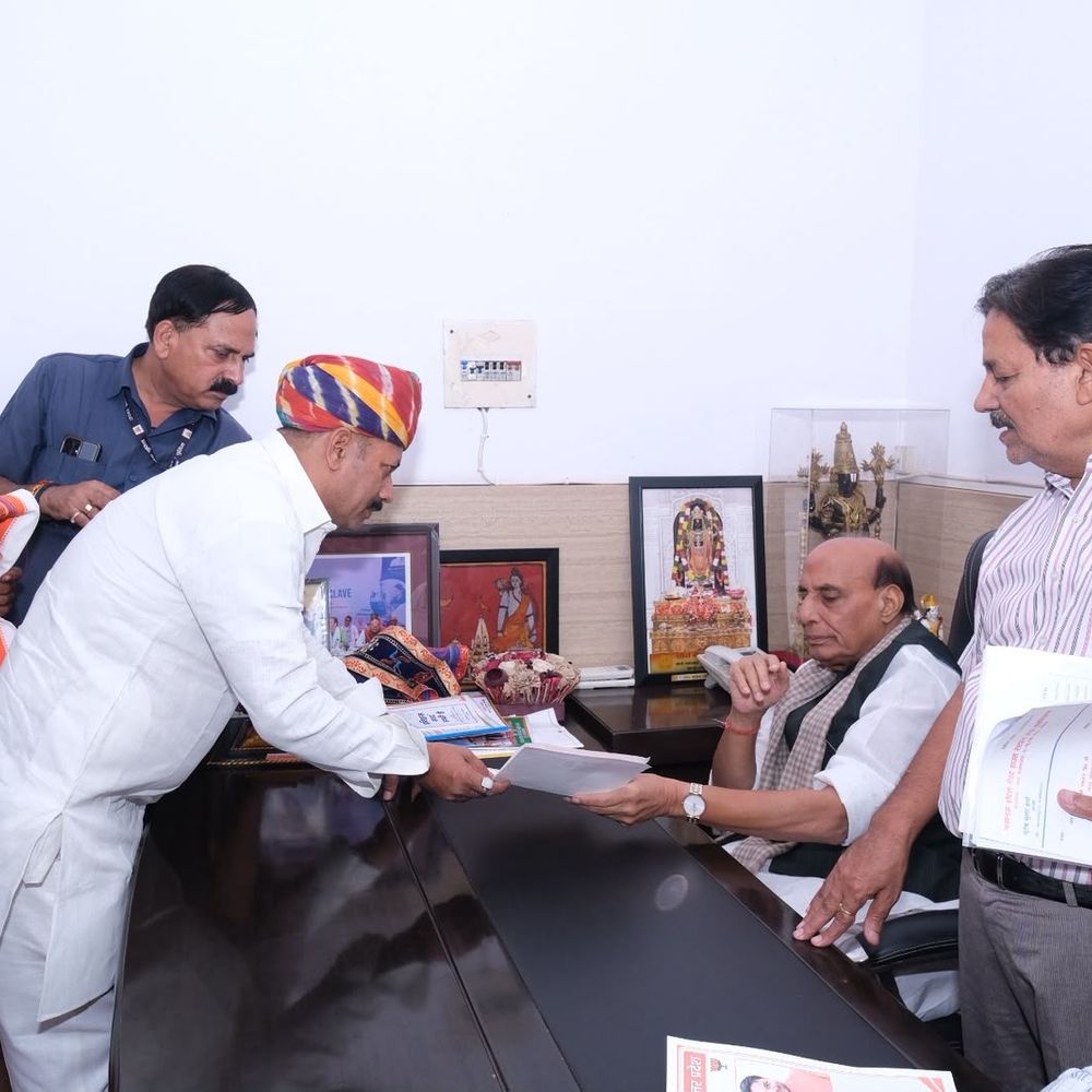 गोरखपुर में 25 एकड़ भूमि पर सैनिक स्कूल की मांग:टेकुवा दर्जी में सैनिक स्कूल, केंद्रीय विद्यालय या स्टेडियम की मांग सौंपा पत्र