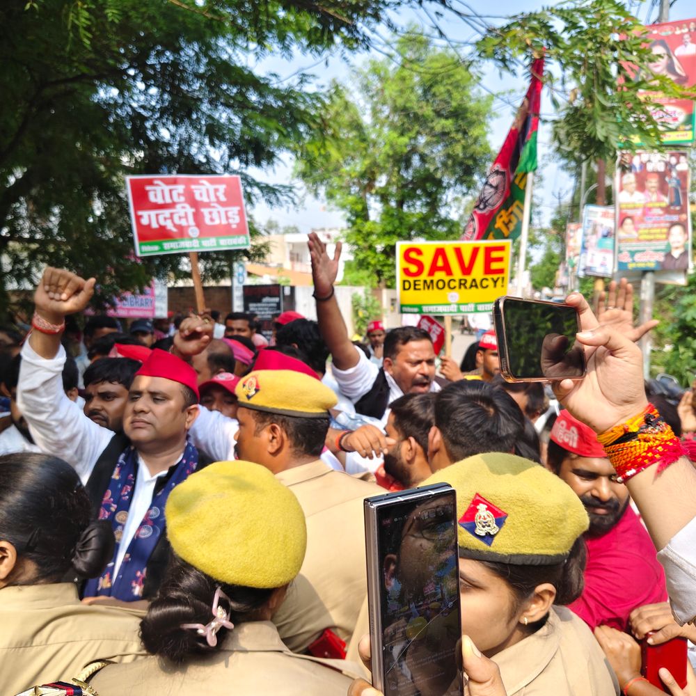 सीईसी ज्ञानेश कुमार के खिलाफ सपाइयों का प्रदर्शन:बाराबंकी में पुलिस से धक्का-मुक्की, ‘वोट चोर, गद्दी छोड़’ के नारे लगे
