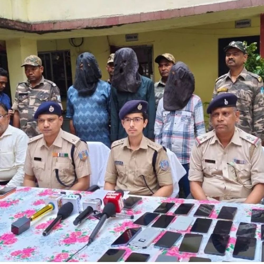 चक्रधरपुर में 30 लाख के मोबाइल चोरी-करने वाला गिरोह-पकड़ा गया:घोड़ासहन से 3 शातिर गिरफ्तार, 21 फोन बरामद