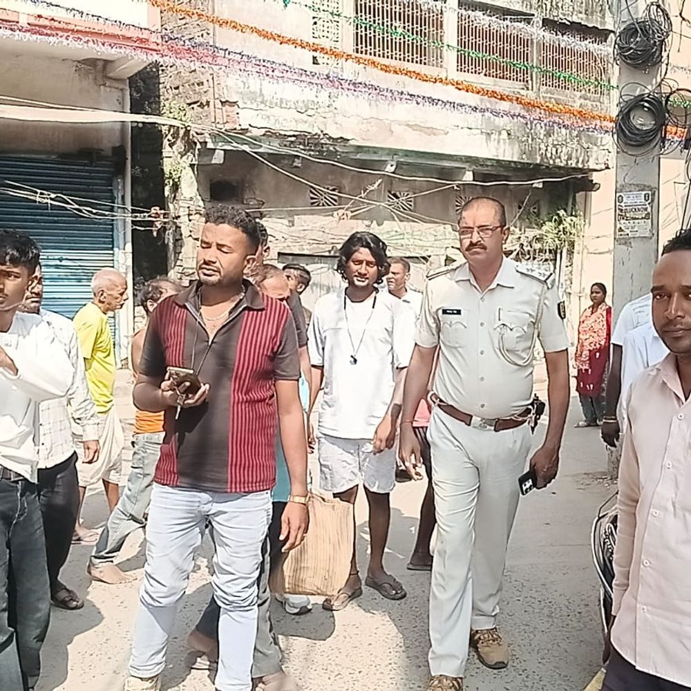 पुलिस बनकर आए उचक्कों ने 1 लाख रुपए उड़ाए:सीवान में जांच के नाम पर बुजुर्ग को किया टारगेट