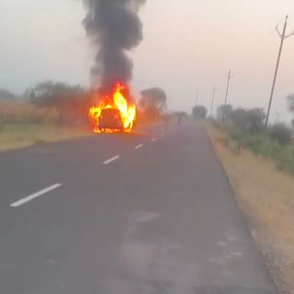 धार के बोरखली हाईवे पर दौड़ती एर्टिगा में लगी आग:डायल-112 ने 7 यात्रियों को सुरक्षित बाहर निकाला