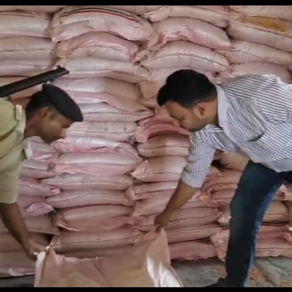 अवैध-खाद की जांच करने गए BDO को ग्रामीणों ने घेरा:कटिहार में स्वच्छता सुपरवाइजर से मारपीट, 26 ग्राम सोने की चेन छीनी; 15 नामजद-50 अज्ञात पर FIR