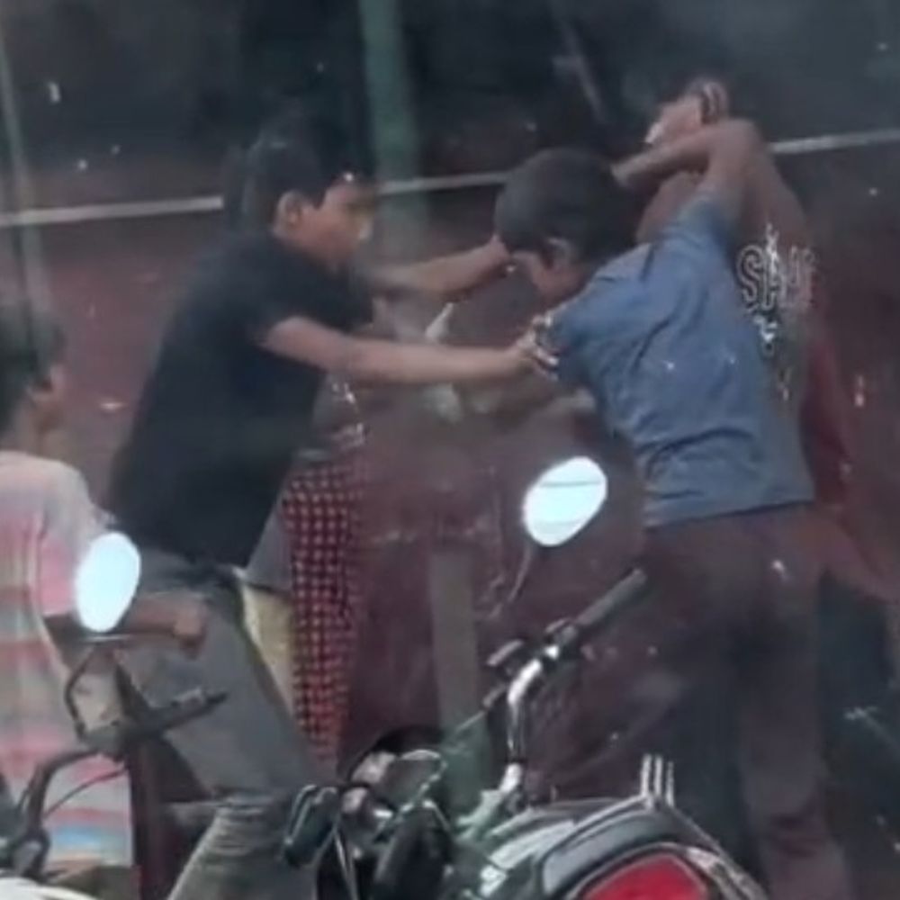 ग्राहकों को दुकान में बुलाने पर भिड़े दुकानदार:फतेहपुर में सड़क पर चले लात-घूंसे, वीडियो सामने आने पर जांच शुरू