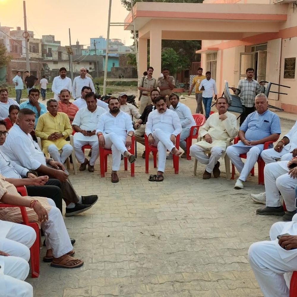 मतदान केंद्र से निकाले जाने पर बीजेपी का धरना:सीओ खेकड़ा पर जबरन बाहर निकालने का आरोप, विधायक-जिलाध्यक्ष मौके पर