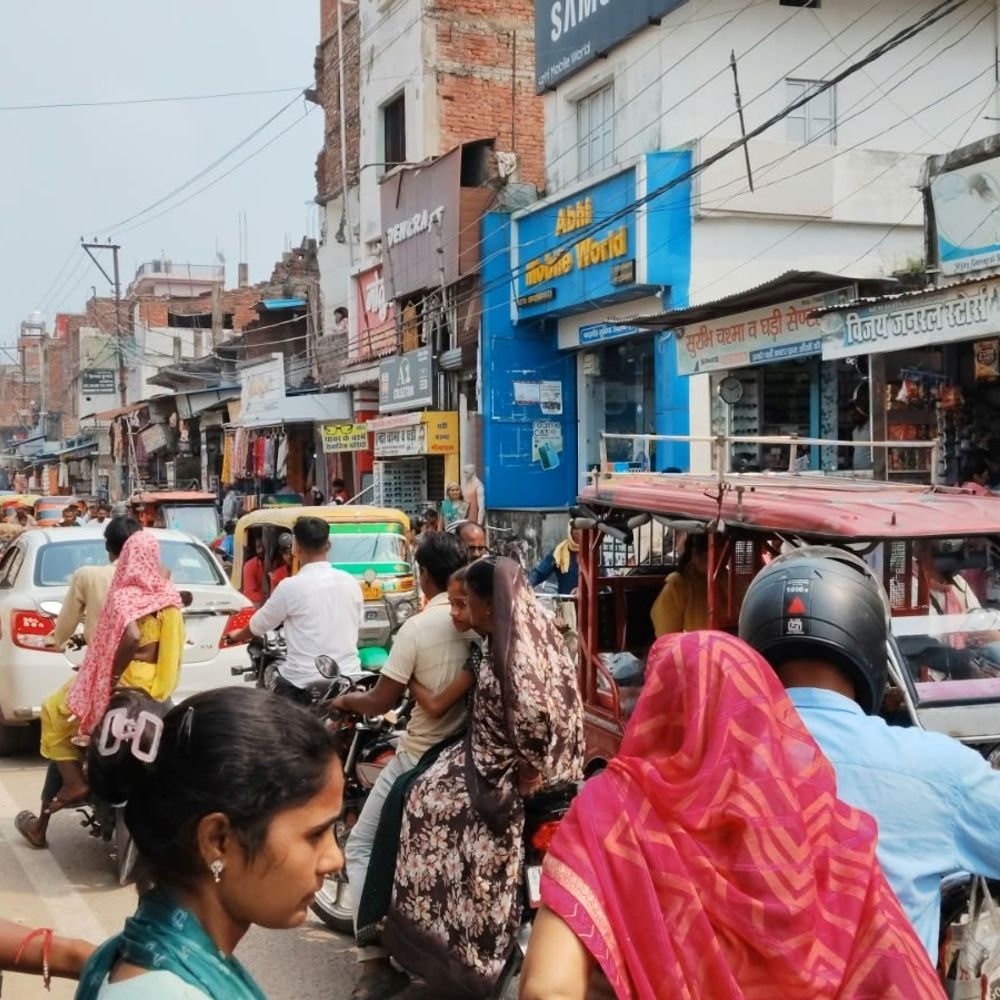 चंदौली में दो दिन बाद ही सड़कों-फुटपाथों पर फिर अतिक्रमण:पुरानी बाजार से जिला अस्पताल-कचहरी तक फिर कब्जा, राहगीरों को परेशानी और जाम