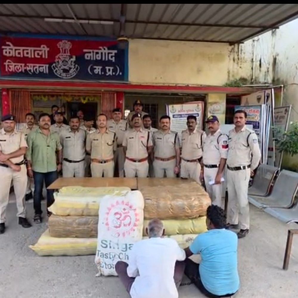 सतना में 21.51 लाख का 2 क्विंटल गांजा जब्त:2 आरोपी गिरफ्तार, डुड़ही गांव में घर से मिला नशे का माल; नाबालिग भी पकड़ा