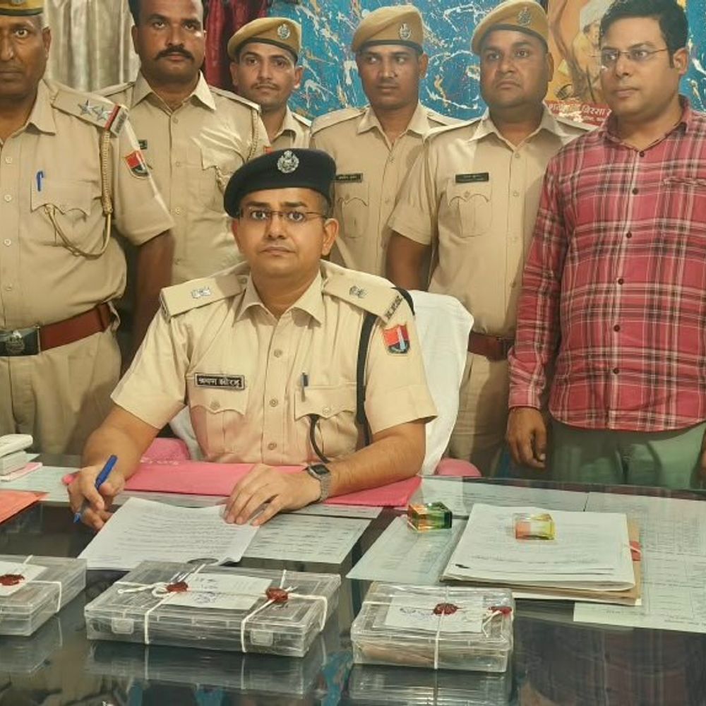 हथियारों की खेप लेकर आ रहा अंतरराज्यीय तस्कर गिरफ्तार:ग्वालियर से करौली जा रही बस से 5 अवैध हथियार और 38 कारतूस बरामद