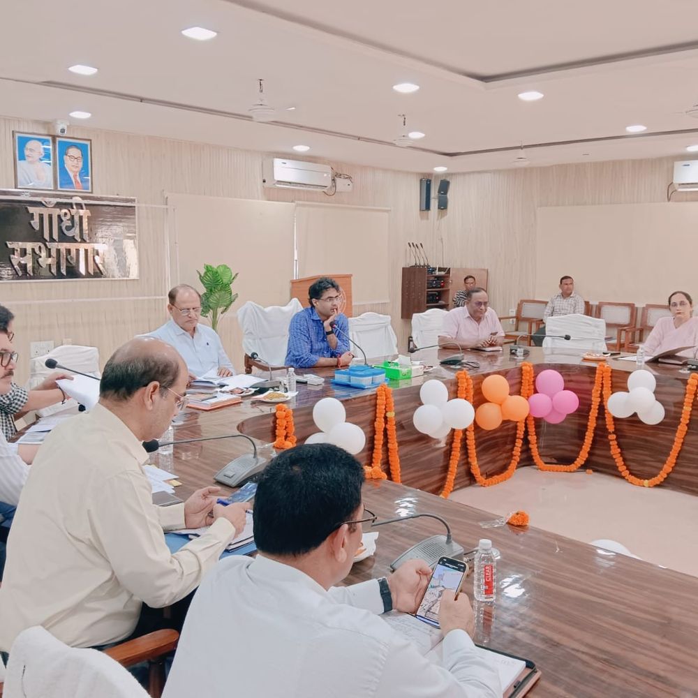 अमरोहा में जिलाधिकारी ने पीएम सूर्य घर, फैमिली-आईडी की अभियान:अधिकारियों को लक्ष्य पूरा करने और गरीब परिवारों को लाभ दिलाने के निर्देश
