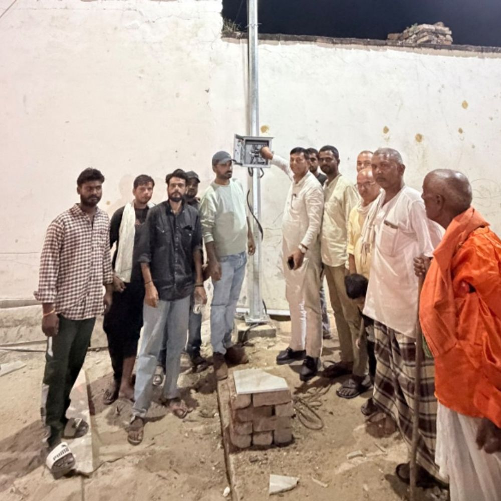 देवरिया में शिव मंदिर पर स्ट्रीट लाइट लगी:16 लाख खर्च से जगमगाया क्षेत्र, स्थानीय लोगों संग श्रद्धालुओं को सहूलियत