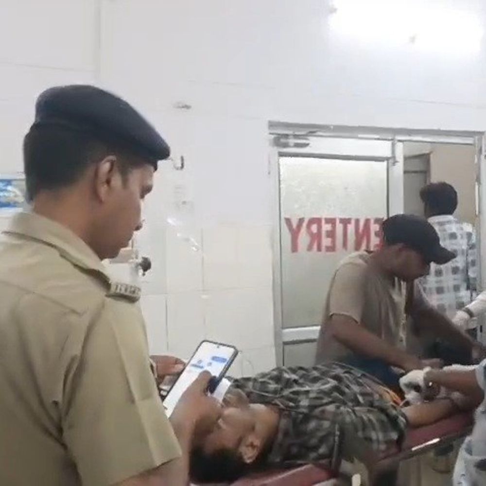 इटावा में ट्रेन की चपेट में आया रिटायर्ड बीएसएफ जवान:हाथ का पंजा कटा और पैर टूटा, गंभीर हालत में सैफई रेफर