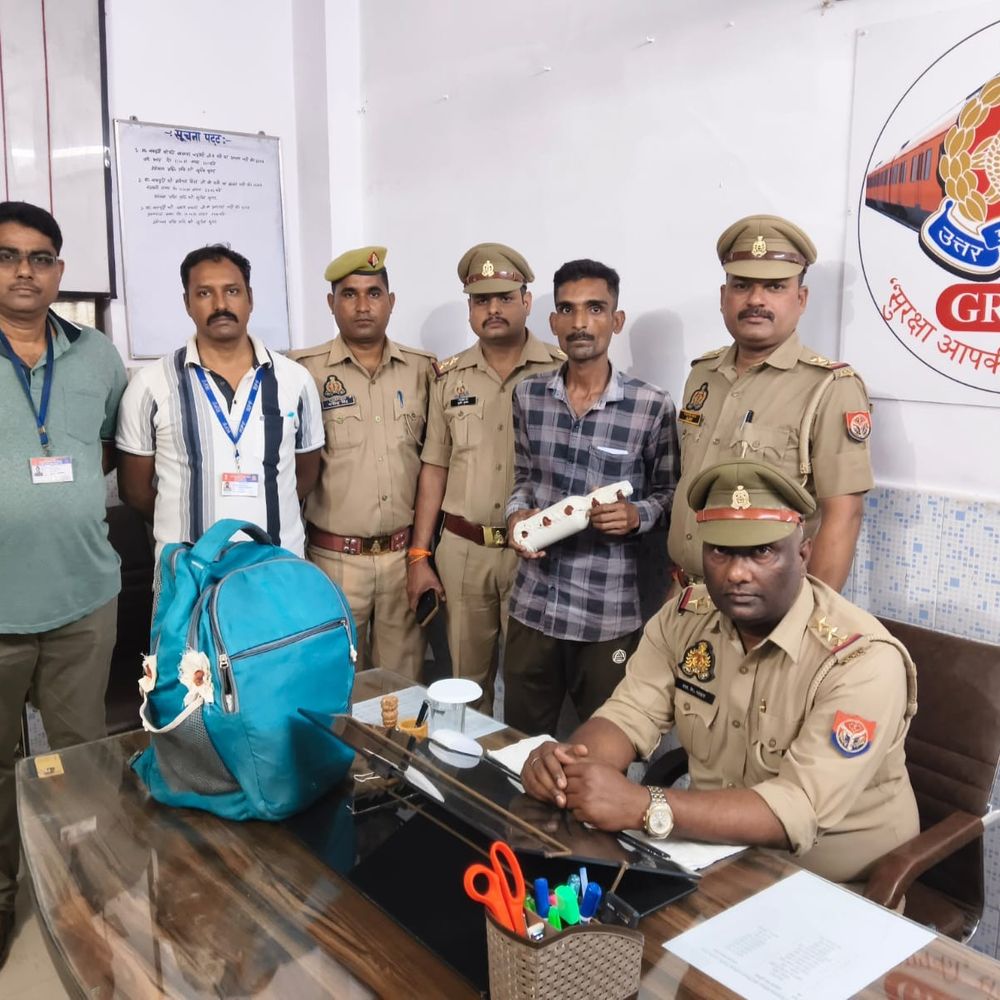 प्रयागराज में 11 बोतल अंग्रेजी शराब के साथ युवक अरेस्ट:यूपी से ट्रेन में शराब लेकर बिहार जाता था, महंगे दाम पर बेचता था