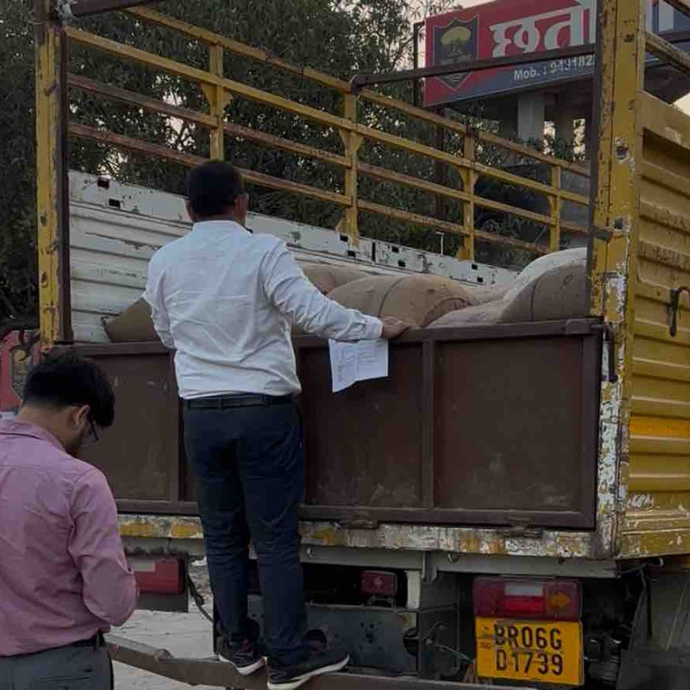 राशन ब्लैक मार्केटिंग का खुलासा, अनाज से लदा ट्रक जब्त:मोतिहारी में नंबर प्लेट में हेरफेर और अनाज की मात्रा पर शक