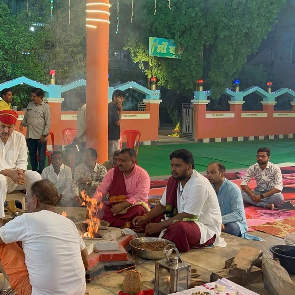 बड़वानी राजपरिवार ने कुलदेवी मां कालिका मंदिर में हवन किया:अष्टमी पर महाराणा मानवेंद्र सिंह ने दीं आहुतियां, 400 साल पुरानी परंपरा निभाई