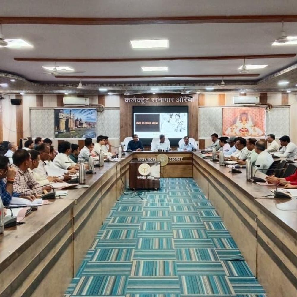 डीएम ने स्वास्थ्य योजनाओं की समीक्षा की:प्रभावी क्रियान्वयन के लिए अधिकारियों को दिए निर्देश, टीकाकरण और आभा आईडी पर जोर
