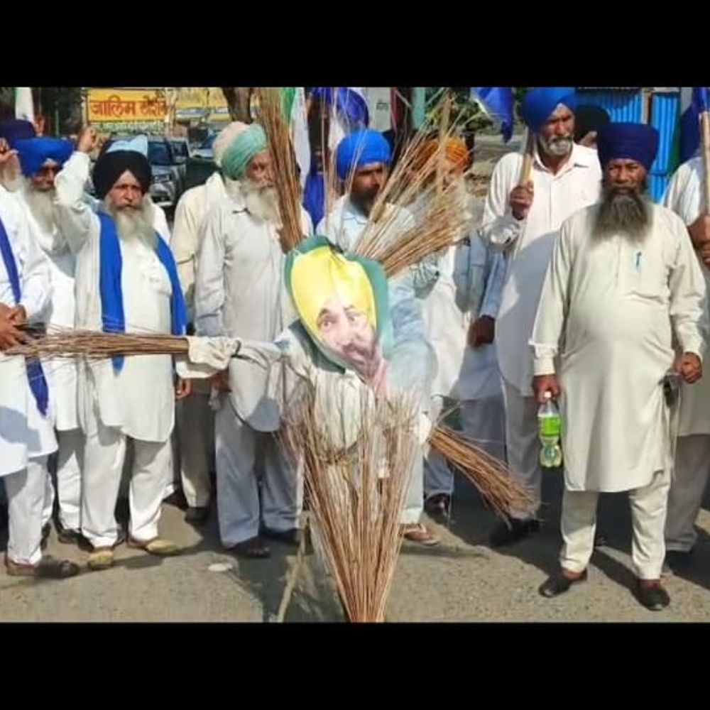मानसा झोटा मर्डर: अमृतसर में किसानों का गुस्सा फूटा:झाड़ू जलाकर मान सरकार का जताया विरोध,कानून व्यवस्था पर आंदोलन की चेतावनी
