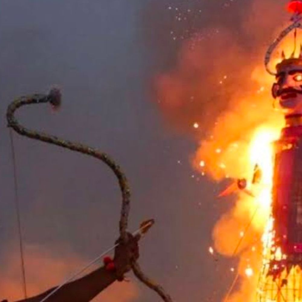 अयोध्या में धूमधाम से मना दशहरा:आपसी भाईचारे संग बंटी शुभकामनाएं, सत्य और धर्म की विजय का दिया संदेश