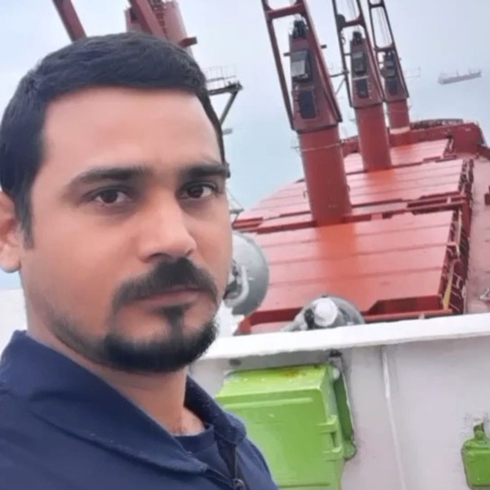 कराची में फंसा प्रयागराज का मर्चेंट नेवी अफसर:रिटायर्ड फौजी पिता ने सरकार से लगाई गुहार, परिवार वापसी का इंतजार कर रहा