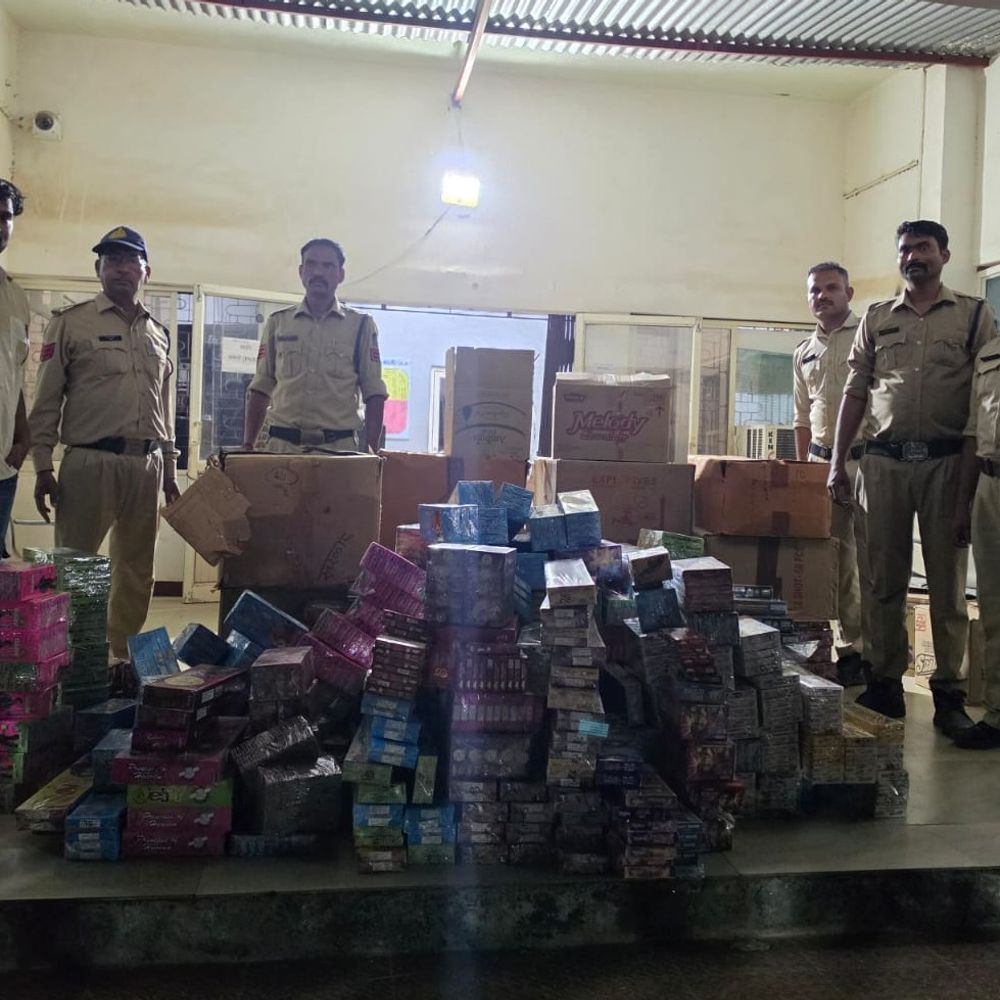 गोदाम में रखे 80 हजार के पटाखे जब्त:मंदसौर में संचालक पर केस, कहां से खरीदे पुलिस पता कर रही
