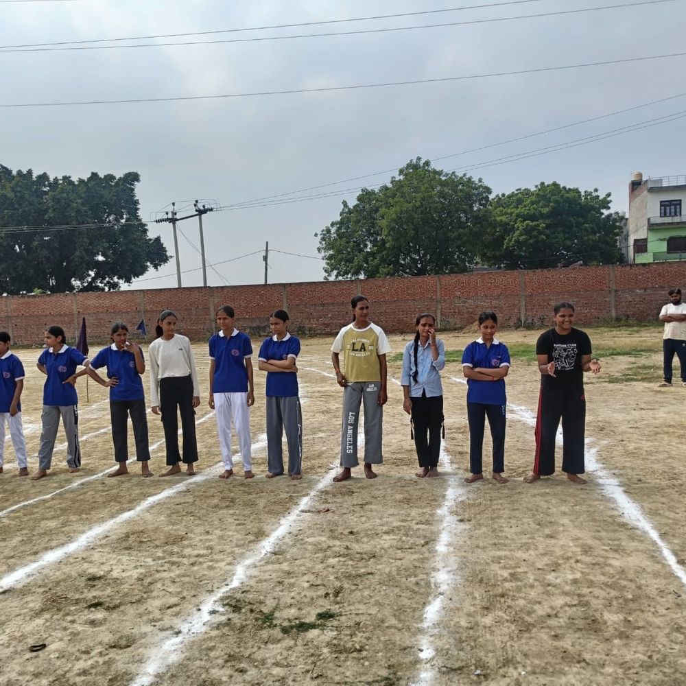 भोगांव में खेलकूद प्रतियोगिता:बार एसोसिएशन अध्यक्ष राजेश यादव ने बच्चों का उत्साहवर्धन कर किया प्रेरित